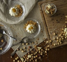 Πανακότα με λευκή σοκολάτα και crumble φουντουκιού από τον εκπληκτικό μας Άκη Πετρετζίκη