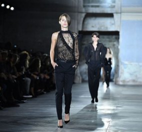 Η Εβδομάδα Μόδας του Παρισιού ξεκίνησε δυναμικά: Όλες οι φωτό από το φαντασμαγορικό show του Yves Saint Laurent  