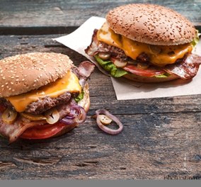 Δοκιμάστε απίθανα ζουμερά cheeseburger από την αγαπημένη μας Αργυρώ