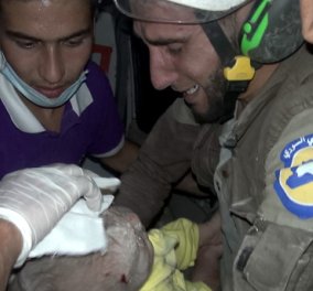 Η συγκλονιστική στιγμή της διάσωσης ενός μωρού από τα χαλάσματα του σπιτιού του στο  Ιντλίμπ της Συρίας, έπειτα από βομβαρδισμό (βίντεο)