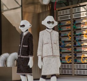 Εκπληκτικό Βίντεο: Ρομπότ περπάτησαν στην πασαρέλα της Chanel σε σκηνικό Data center όλη η επίδειξη μόδας 