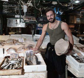 Εντοπίστηκε καλλονός ψαράς στη Βαρβάκειο αγορά αλλά μας φεύγει για τα ξένα: Η δουλειά μας είναι σε παρακμή - Πάω Ελβετία 