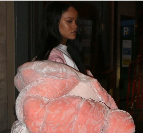 Παρίσι - Εβδομάδα Μόδας: Η Rihanna ντύθηκε ροζ αρκούδα - Το τεράστιο κακόγουστο μαντώ την έκανε μπάλα