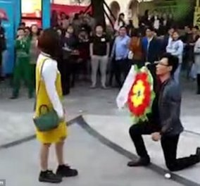 Βίντεο: Έφαγε μια χαστούκα ο Κινέζος..! Γονάτισε για να κάνει πρόταση γάμου με στεφάνι κηδείας αντί για ανθοδέσμη