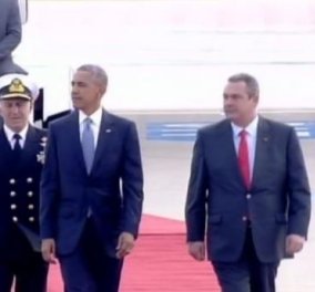 Το ευτράπελο με το κόκκινο χαλί στην άφιξη Ομπάμα: Έσπευσαν να το ευθυγραμμίσουν με την σκάλα του Air Force 1 την τελευταία στιγμή - Κυρίως Φωτογραφία - Gallery - Video