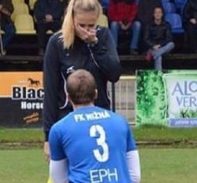 Βίντεο: Ποδοσφαιριστής στην Σλοβακία γονάτισε μπροστά από την επόπτη και ... την ζήτησε σε γάμο! - Κυρίως Φωτογραφία - Gallery - Video
