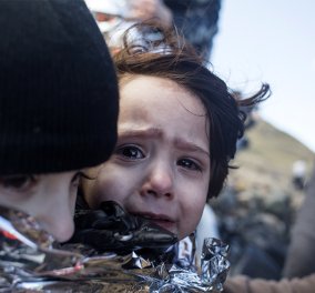 Τις πταίει; Ποιοί "μασάνε" και χιλιάδες πρόσφυγες ξεπαγιάζουν στην Ελλάδα; Αποκαλυπτικός ο Guardian 