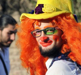 Σκοτώθηκε σε αεροπορική επιδρομή ο κλόουν που έφερνε γέλιο στα παιδιά του Χαλεπίου