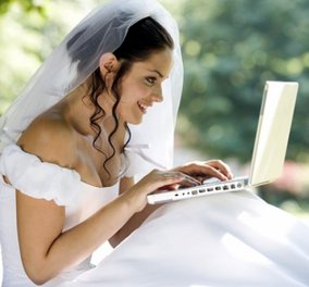Θα ξεραθείτε στα γέλια: Η νύφη απορροφάται στο κομπιούτερ & ο γαμπρός την σέρνει για να παντρευτούν  - Κυρίως Φωτογραφία - Gallery - Video