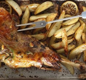 O Άκης ετοιμάζει εορταστική λιχουδιά: Αρνίσιο μπούτι στο φούρνο με πατάτες