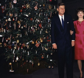 Vintage Beauty pic: Όταν το 1962 η ερωτευμένη Τζάκι κρατούσε σφιχτά τον Τζον μπροστά στο Χριστουγεννιάτικο δένδρο