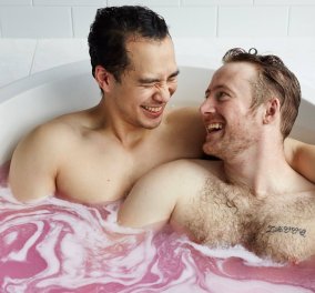 Γνωστή εταιρεία καλλυντικών έβαλε γκέι ερωτευμένα ζευγάρια σε μπανιέρα ενόψει Αγίου Βαλεντίνου  - Κυρίως Φωτογραφία - Gallery - Video