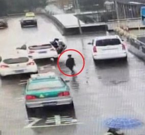Αφηρημένη μητέρα ξέχασε το παιδί της έξω από το αυτοκίνητο - Την ακολουθούσε τρέχοντας πίσω της επί 2 χιλιόμετρα! (βίντεο) - Κυρίως Φωτογραφία - Gallery - Video