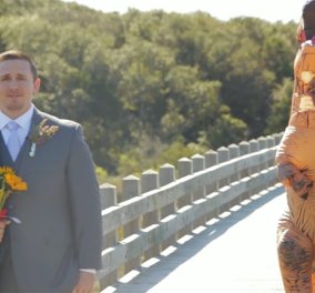Βίντεο: Η νύφη έκανε την πιο αστεία έκπληξη στον γαμπρό - Εμφανίστηκε στο γάμο ντυμένη τυραννόσαυρος - Κυρίως Φωτογραφία - Gallery - Video