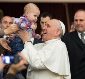 Ο πάπας Φραγκίσκος παροτρύνει τις μητέρες να θηλάζουν τα μωρά τους κατά τη διάρκεια της βάφτισης: «Όπως η Παναγία τον Ιησού»
