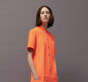 Victoria Beckham: Η νέα εντυπωσιακή συλλογή με δικό της μίνιμαλ στυλ & το πορτοκαλί να "σπάει" το γκριζόμαυρο 