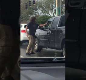 Βίντεο: Όταν ο καβγάς γίνεται επικίνδυνος: Σπάει με μπουνιά το παράθυρο, ψεκάζει τον οδηγό με σπρέι πιπεριού και...  - Κυρίως Φωτογραφία - Gallery - Video