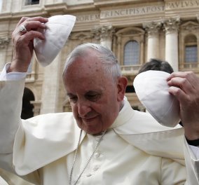 Βίντεο: Καταπληκτικό στιγμιότυπο με μπέμπα να "αρπάζει" το καπέλο του Πάπα την στιγμή που τη φιλάει - Κυρίως Φωτογραφία - Gallery - Video
