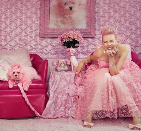 Η πιο ροζ γυναίκα στον κόσμο μας δείχνει τις 100 αποχρώσεις του αγαπημένου της χρώματος σε σπίτι, σκύλο, γκαρνταρόμπα 