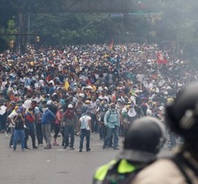Βίντεο- Η ντροπιαστική στιγμή που ο Μαδούρο προπονείται στο μπέιζμπολ & η Βενεζουέλα βράζει από αιματηρές ταραχές