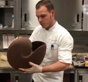 Βίντεο- Ζαχαροπλάστης ή γλύπτης: Θαυμάστε πως μεταμορφώνει την σοκολάτα σε τεράστιο όστρακο