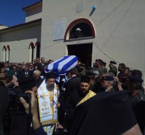 Σπαραγμός στην κηδεία του ταγματάρχη Θωμά Αδάμου στην Καρδίτσα 