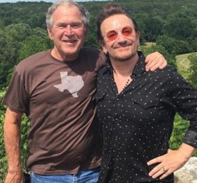 Ο Μπόνο των U2 αγκαλιά με τον Τζορτζ Μπους στο ράντσο του - Για ποιο λόγο συναντήθηκαν οι δυο τους