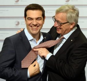 Frankfurter Allgemeine: Λέτε να δούμε το πρωτότυπο θέαμα με τον Αλέξη Τσίπρα να φοράει γραβάτα; 