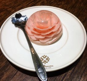  Ένα μοναδικό λουλούδι κερασιά ανθίζει μέσα στο πιάτο σας και το τρώτε σαν επιδόρπιο - Κυρίως Φωτογραφία - Gallery - Video
