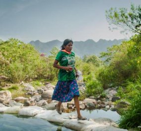 Topwoman 22χρονη Μεξικάνα: Κερδίζει υπερμαραθώνιους χωρίς παπούτσια - Με ένα μπουκάλι νερό & μία μπανάνα