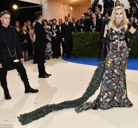 Met Gala - Madonna: Ντύθηκε στρατιώτης στη χειρότερή της εμφάνιση ever - Οι αδελφές Olsen αρσενικό και παλιά δαντέλα - Κυρίως Φωτογραφία - Gallery - Video
