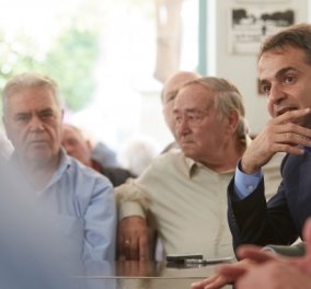 Στο καφενείο ο Μητσοτάκης με συνταξιούχους για βαρύ γλυκό & κουβεντούλα (Φωτό - Βίντεο)
