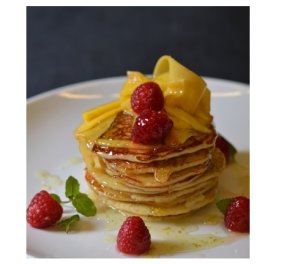 Ότι πρέπει για να ξεκινήσουμε την ημέρα μας - Pancakes καρύδας με μάγκο και σιρόπι λάιμ από τον Γιάννη Λουκάκο