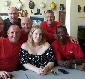 Adele μία & μοναδική: Επισκέφθηκε, ευχαρίστησε & συνεχάρη τους πυροσβέστες του καταραμένου Grenfell Tower - Κυρίως Φωτογραφία - Gallery - Video