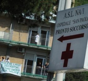 Ανατριχιαστικές φωτό: Παράτησαν γιαγιά να γεμίσει με μυρμήγκια σε κρεβάτι νοσοκομείου στη Νάπολη
