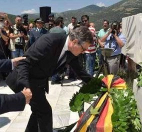 Βίντεο: Η στιγμή που ο Μανώλης Γλέζος παραμερίζει την Ζωή Κωνσταντοπούλου & πιάνει από το χέρι τον Γερμανό πρέσβη για να καταθέσει στεφάνι - Κυρίως Φωτογραφία - Gallery - Video