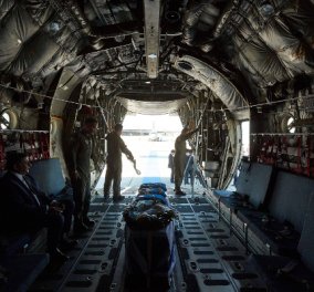 Τρομερά συγκινητικό: Ο αστυνομικός του Κων/νου Μητσοτάκη, Μανούσος Γρυλλάκης δίπλα στο φέρετρο μέσα στο C-130 (Φωτό) - Κυρίως Φωτογραφία - Gallery - Video