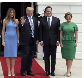 Εντυπωσιακή η Μελάνια: Με γαλάζιο φόρεμα και φλοράλ γόβες υποδέχτηκε τον Πρόεδρο & την Πρώτη Κυρία του Παναμά - Κυρίως Φωτογραφία - Gallery - Video