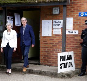 Βρετανικές Εκλογές: Ψήφισε η Τερέζα Μέι- Εμφανίστηκε με τιγρέ γοβάκια που βγάζουν μάτι
