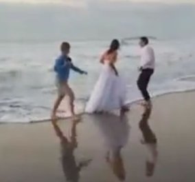 Ξεκαρδιστικό βίντεο: Η νύφη φωτογραφιζόταν αλλά τα κύματα την έριξαν μέσα & να τα γέλια του γαμπρού!  - Κυρίως Φωτογραφία - Gallery - Video