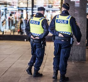Έκτακτο: Συναγερμός στην Στοκχόλμη από κλεμμένο φορτηγάκι που έπεσε πάνω σε αυτοκίνητα (Φωτό & Βίντεο) - Κυρίως Φωτογραφία - Gallery - Video
