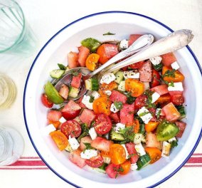 Χωριάτικη σαλάτα με καρπούζι & φέτα: Οι New York Times την έκαναν Viral, αλλά ο Άκης, η Αργυρώ και ο Σκαρμούτσος έχουν την αυθεντική συνταγή