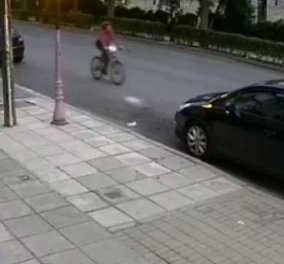 Θεσσαλονίκη: Μητέρα ανεβάζει βίντεο με αυτοκίνητο που παρασύρει την κόρη της ενώ κάνει ποδήλατο