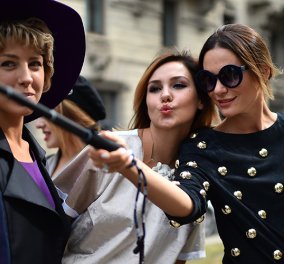 Selfie sticks τέλος στο Μιλάνο - Τι συνέβη;  - Κυρίως Φωτογραφία - Gallery - Video