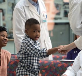Story of the day: Ο 10χρονος Ζάιον Χάρβεϊ έκανε την πρώτη επιτυχημένη διπλή μεταμόσχευση χεριών - Κυρίως Φωτογραφία - Gallery - Video