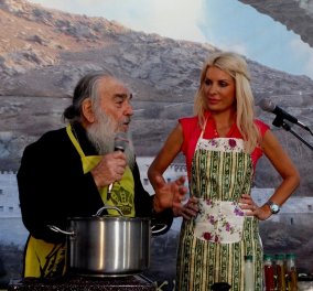 Άνδρος: Η Ελένη Μενεγάκη έβαλε ποδιά & μαγείρεψε με τον Γέροντα Ευδόκιμο στην πλατεία ενώπιον 3.000 ανθρώπων (ΦΩΤΟ-ΒΙΝΤΕΟ)