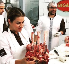 H Κρητικιά σεφ Μυρσίνη Λαμπράκη έγινε ίδια ο Τούρκος γόης χασάπης – Δείτε πως τεμαχίζει το κρέας - Κυρίως Φωτογραφία - Gallery - Video