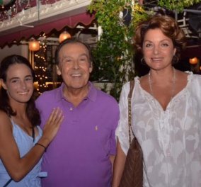 Ο Τόλης Βοσκόπουλος γιόρτασε με την Άντζελα και τη κόρη του Μαρία σε πειραιώτικο εστιατόριο 