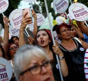 "Θα φοράω σορτς Μην Ασχολείσαι με το Ντύσιμό μου» - Οι γυναίκες στην Κωνσταντινούπολη διαδηλώνουν