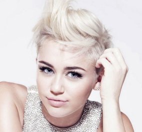Το εντελώς γυμνό ροζ εξώφυλλο της Miley Cyrus: ποζάρει σαν πεταλούδα σε ονειρικό σκηνικό φωτό - Κυρίως Φωτογραφία - Gallery - Video